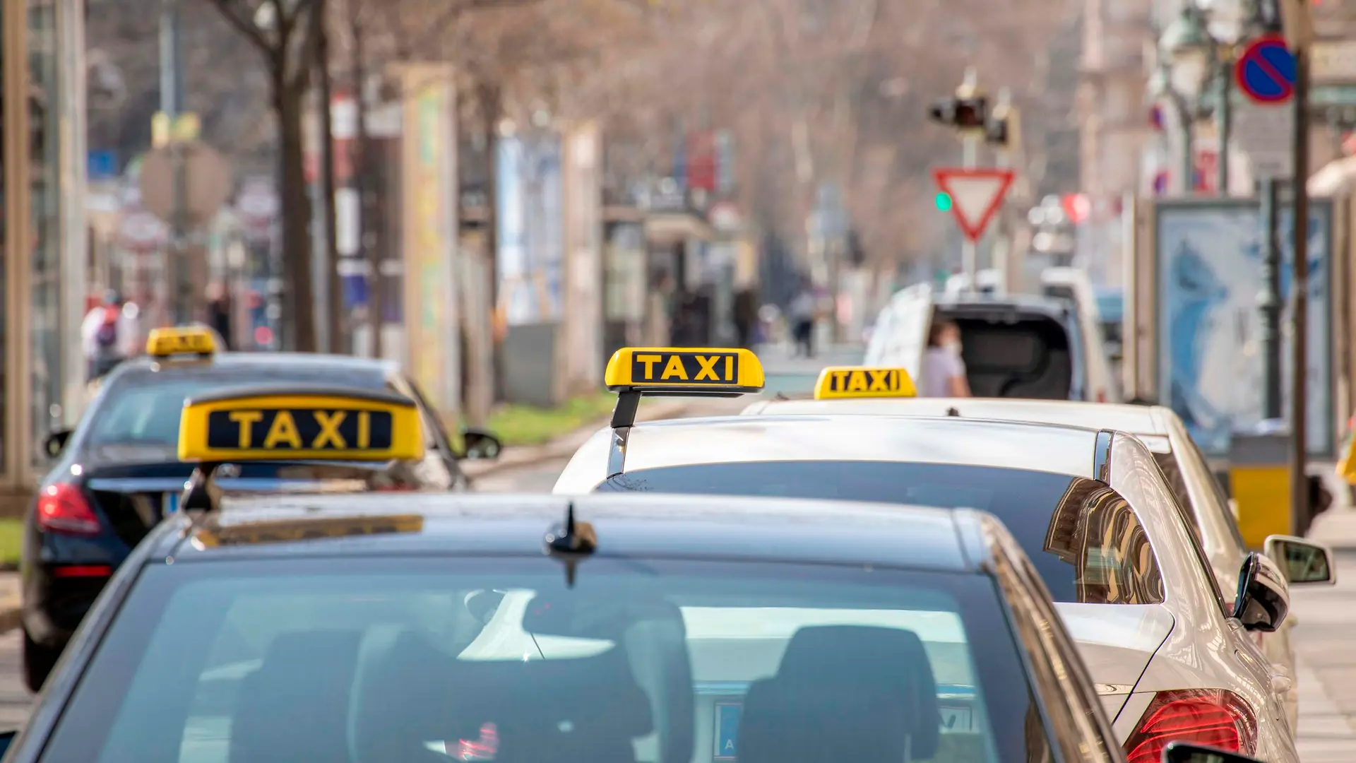 Taxi Near Me for Airport Transfers | Walton-on-Thames Gemini Taxis